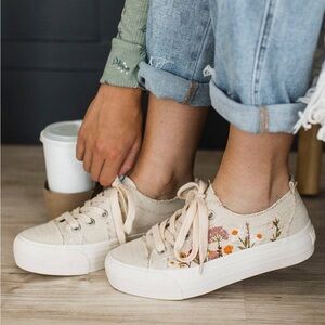 Blowfish Malibu
Women's Sadie-Sun Embroidered Lace Up Platform Sneakers size 11